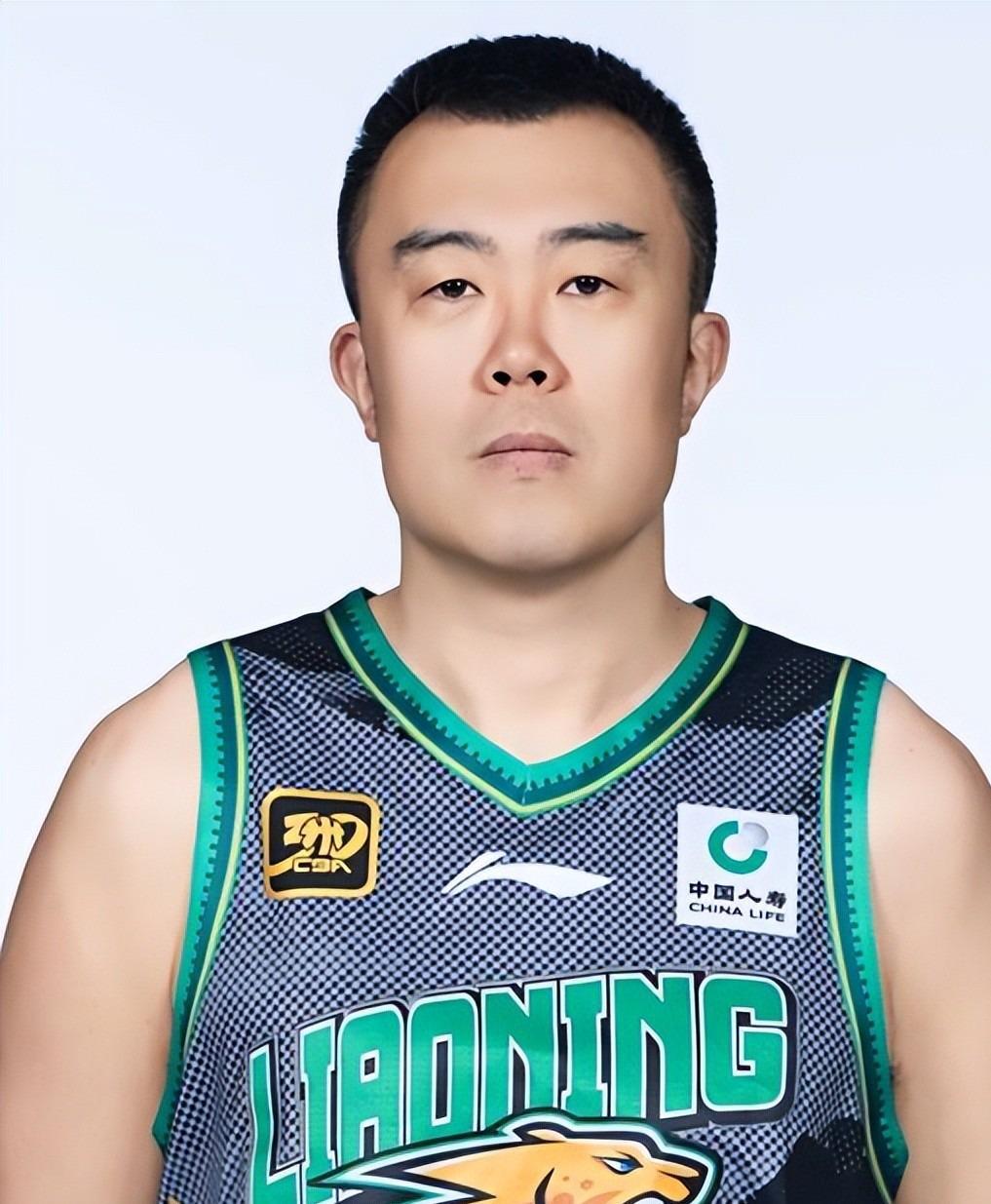 他是遼籃隊(duì)長，因一句承諾模特妻子等他6年，今38歲退役轉(zhuǎn)型成功