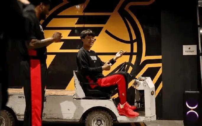 媒體人：湖人內(nèi)線并不強，楊瀚森這場親手把自己的印象分打低了