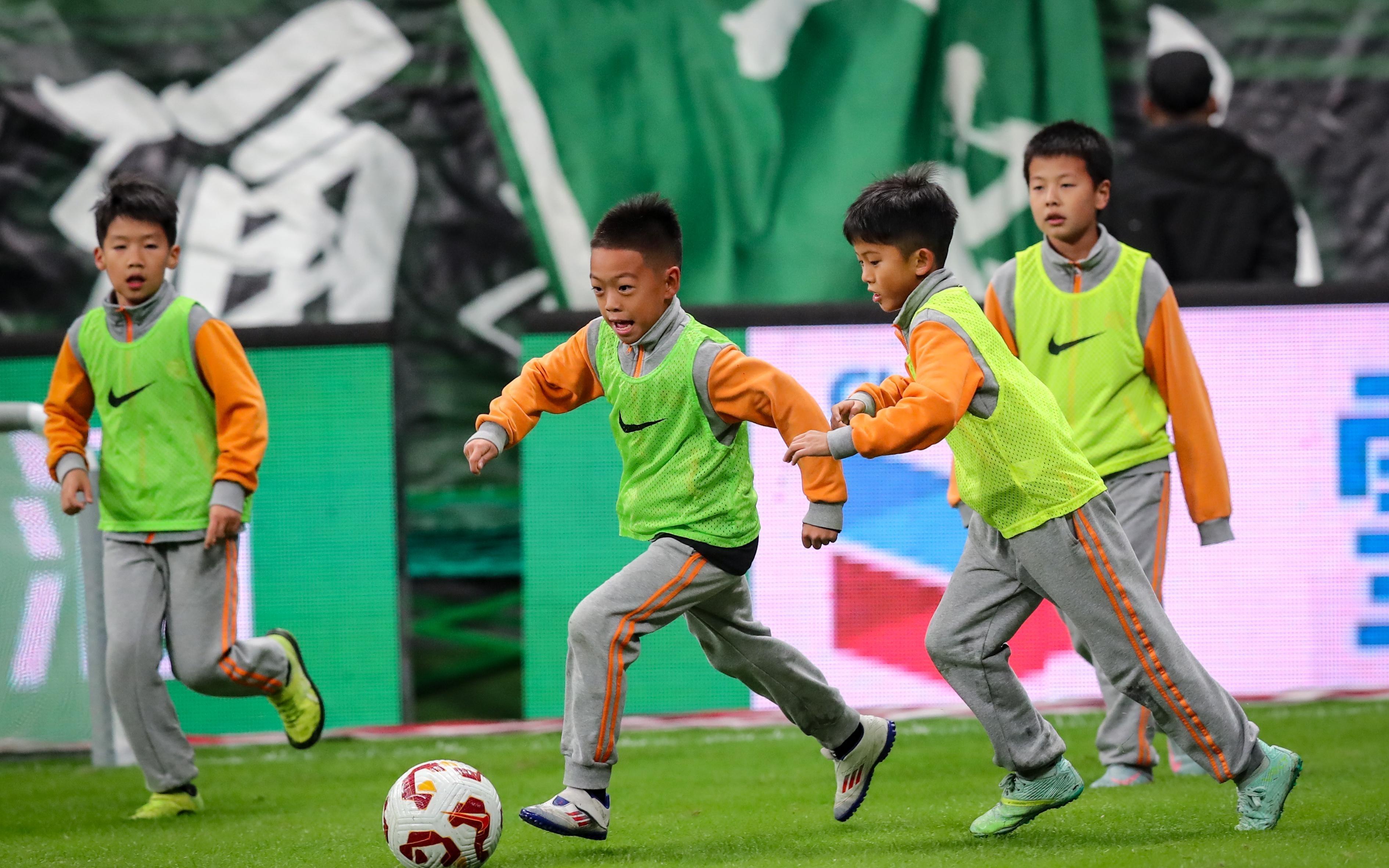 “班超進(jìn)中超”在工人體育場(chǎng)開(kāi)賽，北京加碼推進(jìn)小學(xué)生校園足球