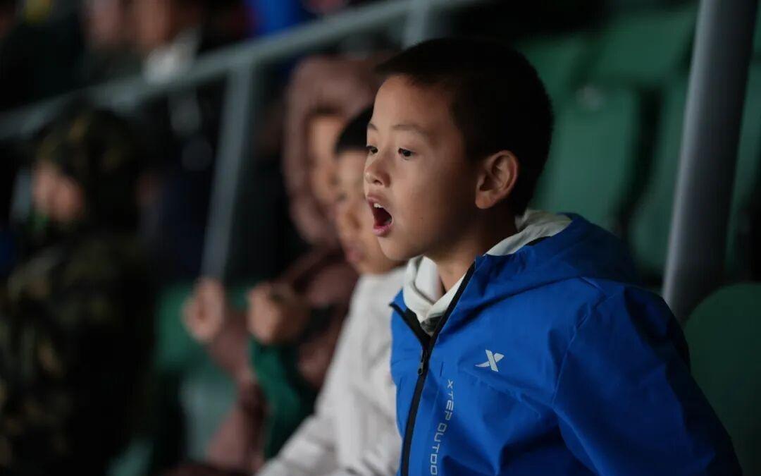 班超進中超！40名足球少年亮相職業(yè)賽場